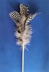 Små perlehønse fjer på pind, højde på fjerene Ca.7 cm. Pinden måler Ca. 12 cm.